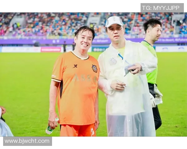 足球明星化身老头挑战年轻球员引发热议与欢笑