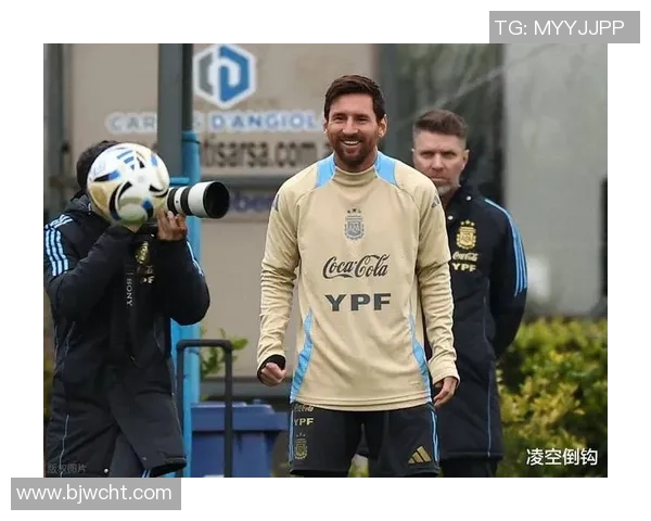 足球明星双排西装展现优雅风范与运动魅力的完美结合 足球明星双排西装展现优雅风范与运动魅力的完美结合