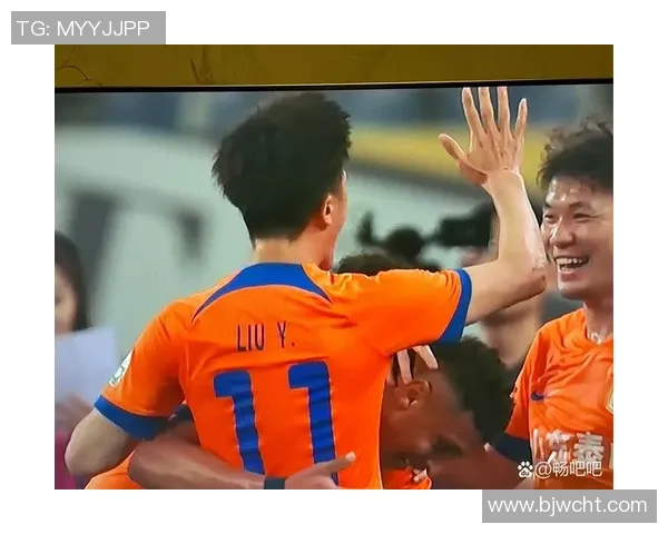 足球明星在绿茵场上挥洒汗水尽显风采的射门瞬间