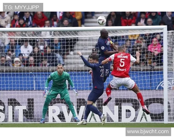 足球明星在巴黎的首秀盛况回顾与精彩瞬间分享