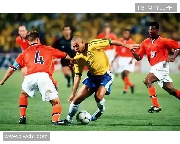 足球明星在绿茵场上闪耀瞬间进球的震撼场面与激情时刻