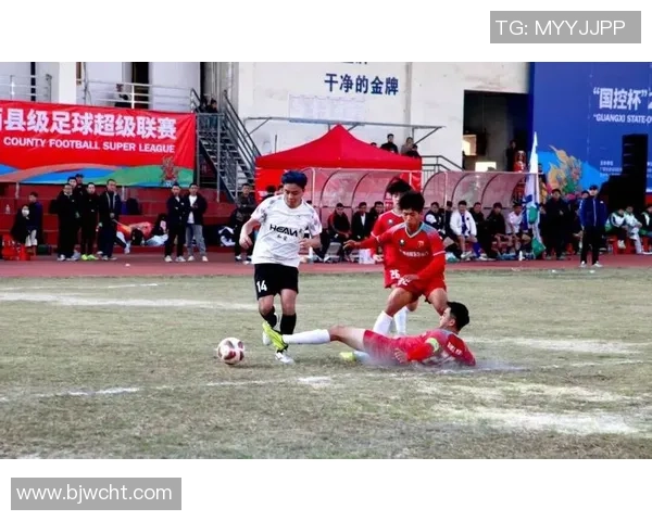 足球明星在赛场上泪洒绿茵背后的心路历程与情感故事