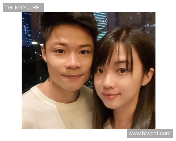 足球明星妻子怀孕照曝光幸福满满期待新生命降临温馨瞬间引发网友热议