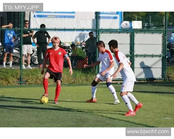 足球明星帅气姿势男生图片展示展现运动魅力与青春活力 足球明星帅气姿势男生图片展示展现运动魅力与青春活力