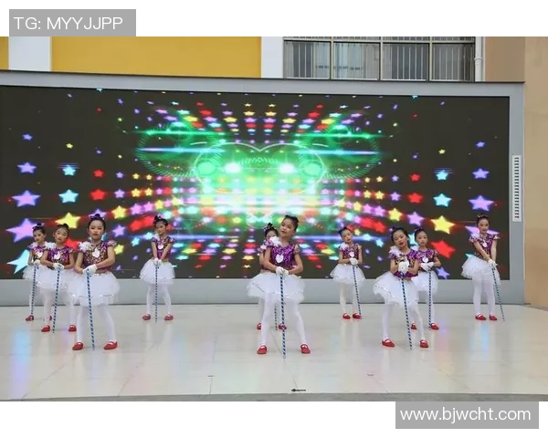 足球明星展现个性魅力的抱胳膊姿势图片合集，尽显风采与自信