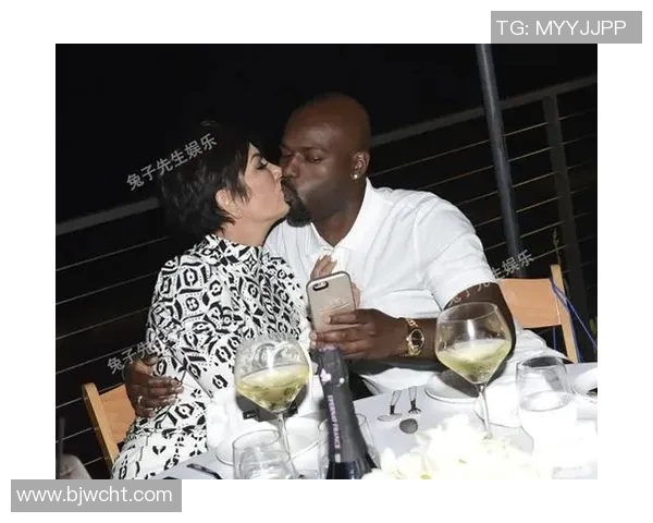 足球明星戴维斯与女友甜蜜互动引发粉丝热议感情生活曝光 足球明星戴维斯与女友甜蜜互动引发粉丝热议感情生活曝光