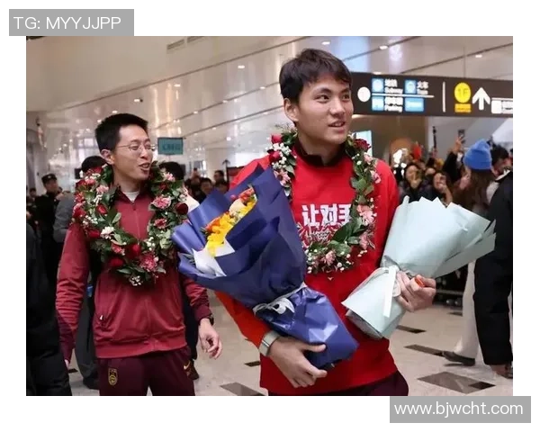 足球明星惊艳现身成都机场引发球迷热烈追捧与合影狂潮 足球明星惊艳现身成都机场引发球迷热烈追捧与合影狂潮