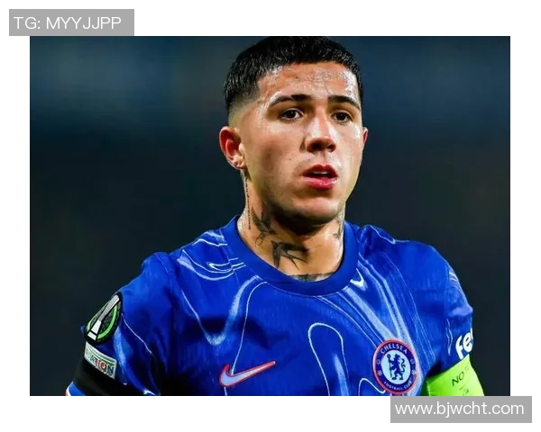 足球明星日常穿搭揭秘从球场到街头的时尚转变与个性表达