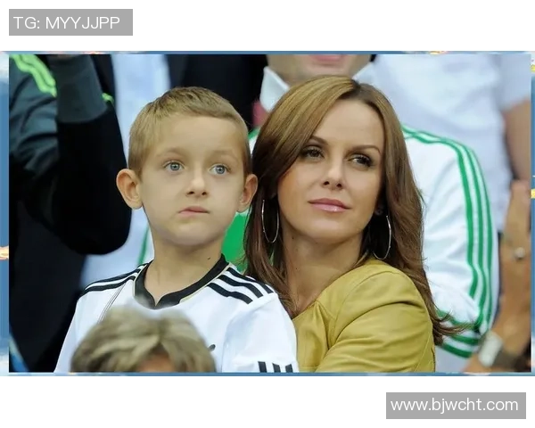 足球明星时尚穿搭解析展现球场外的独特魅力与个性风格