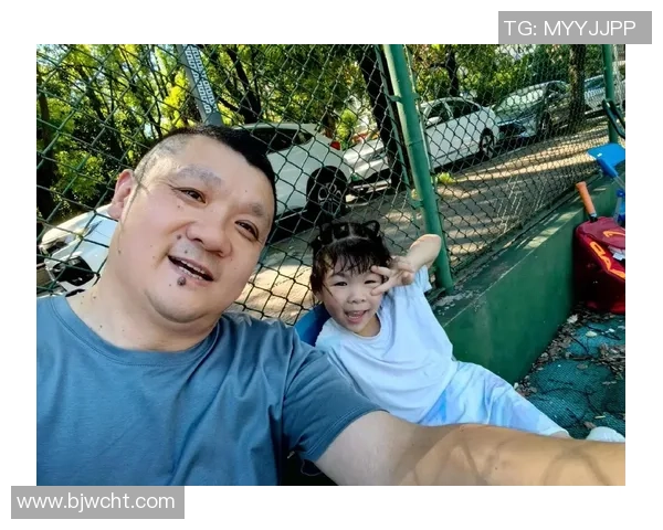 足球明星沙滩温馨瞬间抱小孩亲子时光尽显爱意与快乐 足球明星沙滩温馨瞬间抱小孩亲子时光尽显爱意与快乐