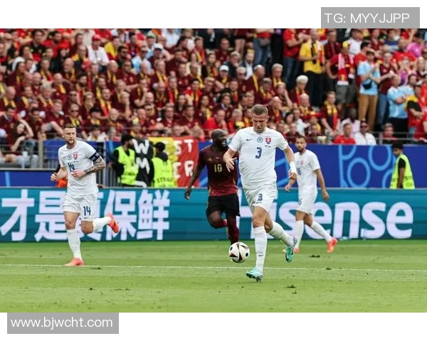 足球明星激情瞬间亲吻球场展现热爱与荣耀的动人时刻