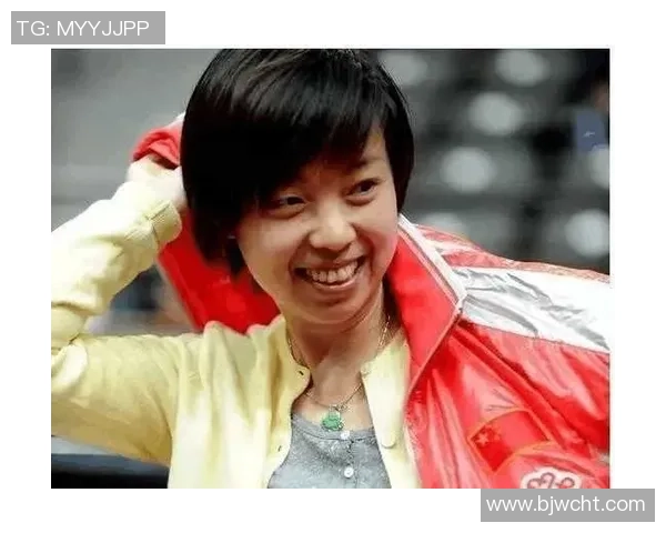 足球明星用半个浴巾展现魅力瞬间引发热议时尚与运动的完美结合