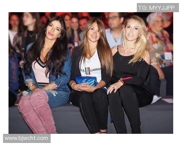 足球明星甜蜜亲吻女友视频引发热议网友纷纷点赞评论不断 足球明星甜蜜亲吻女友视频引发热议网友纷纷点赞评论不断