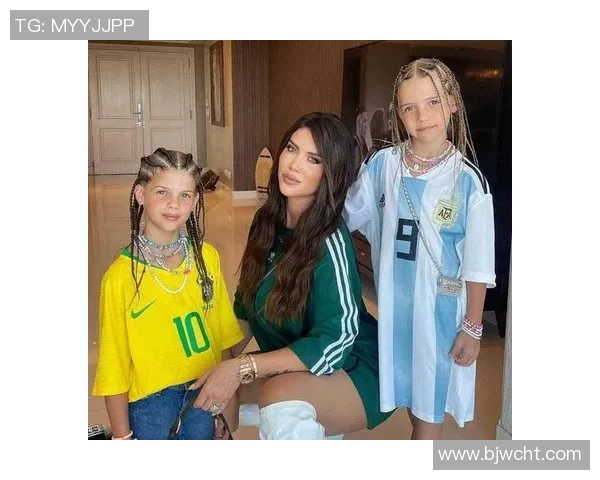 足球明星翘臀视频引发热议网友热评不断引领时尚潮流的运动魅力